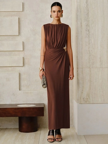 Women Sleeveless Maxi Dress Pleated Slim Fit Round Neck Solid Color Polyester Fashion With Metal Decoration Elegant