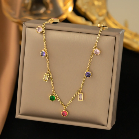 Collana con Nappina in Strass Multicolore in Acciaio al Titanio Moda Placcata Oro con Intarsio di Pietre Preziose Colorate