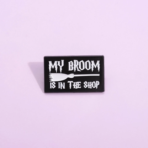 Lustige Emaille Brosche Pin My Broom Is In The Shop Schriftzug Hexenbesen Zinklegierung Abzeichen Halloween Schmuck Geschenk