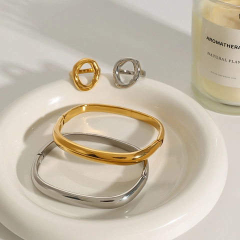 Set di Bracciale Geometrico e Anello Irregolare in Acciaio Inossidabile Minimalista Occidentale Placcato Oro 18K Gioielli Donna