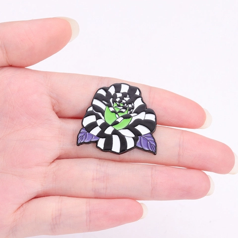 Gothische Emaille Broche Set Beetlejuice Stijl Zwart Wit Gestreepte Hart Roos Spinnenweb Speld Voor Kleding Rugzak Decoratie