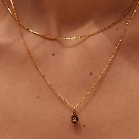 Collana Pendente Lettera Iniziale Targhetta Ovale Acciaio Inossidabile Placcato Oro 18K Inciso Gioielli Minimalisti DIY