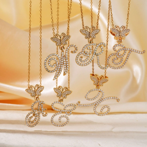 Collana con Pendente a Forma di Farfalla in Acciaio Inossidabile con Lettera Iniziale Intarsiata in Zirconia Oro Gioielli Unisex