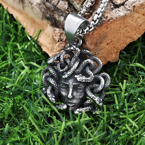 Collier Pendentif Tête De Gorgone Acier Inoxydable Vintage Mythologique Bijoux Cheveux De Serpent Pour Hommes Et Femmes Rétro Style Hip Hop