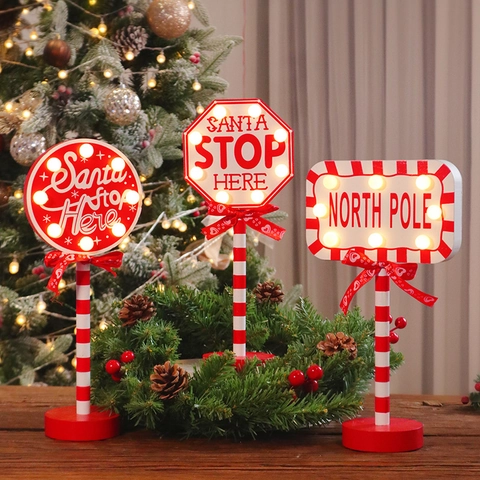 Insegna Di Natale In Legno LED Luminosa Ornamento Tavola Santa Stop Here North Pole Arredo Festa Palo Rigato Fiocco