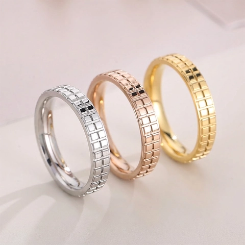 Anello Texture Griglia Scacchiera Acciaio Inossidabile Placcato Oro 18K Fascia Geometrica Gioielli Minimalisti Unisex