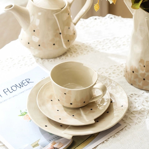 Irreguläre Keramik Kaffeetasse Untertasse Und Teekanne Vintage Französischer Stil Polka Dot Sakura Blumenmuster Creme Beige Unterglasur Porzellan