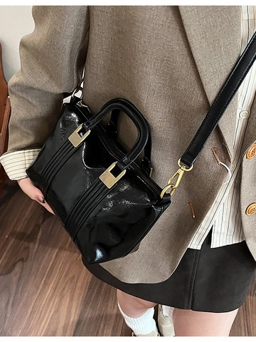 Sac Boston Rétro Femmes Cuir PU Texture Brillante Sac À Main Sac Bandoulière Avec Matériel Doré Petit Sac Versatile