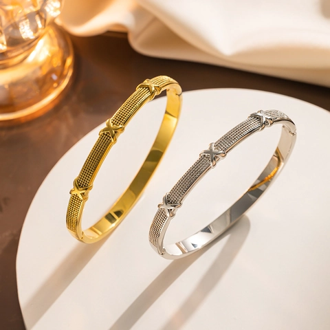 Bracciale Rigido a Croce in Acciaio Inossidabile Minimalista da Donna Placcato Oro Argento Texture a Punti Gioielli di Moda