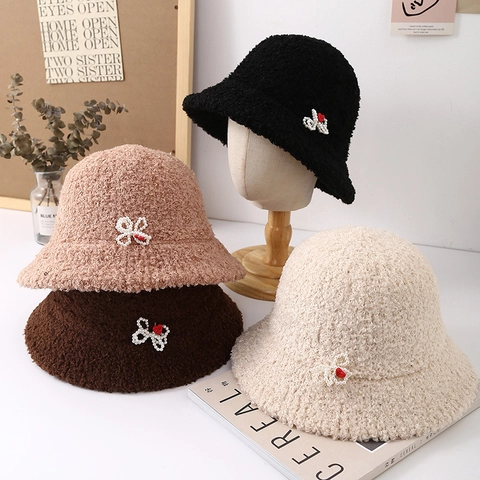 Cappello da Pescatore in Lana di Agnello Invernale da Donna Caldo Peluche con Fiocco di Perle Decorazione a Cuore Rosso