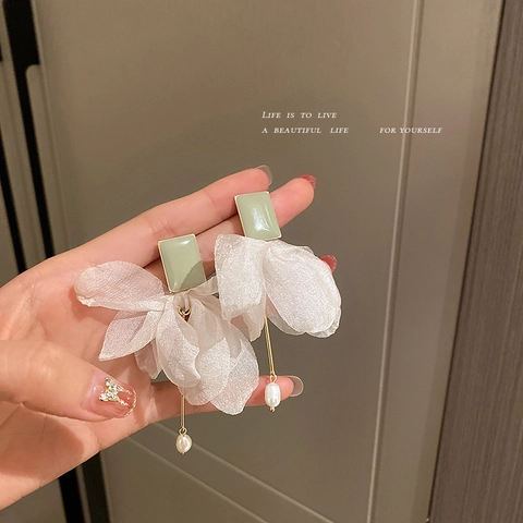 Orecchini Pendenti Lunghi Eleganti Con Petali Di Fiori In Organza Perla Artificial Sintetica E Perno In Argento Sterling 925