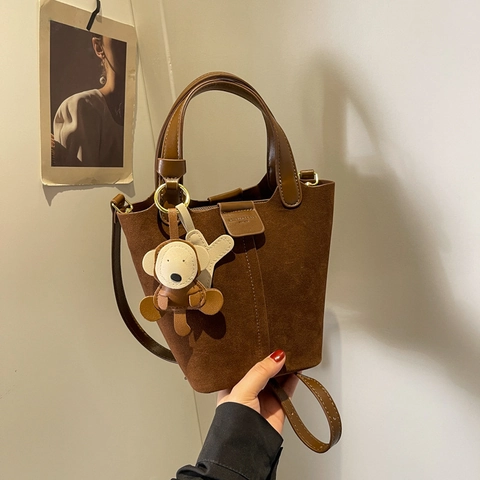 Damen Eimer Tasche Matt Wildleder Optik PU Leder Textur Handtasche Umhängetasche Mit Tieranhänger Vintage Alltag