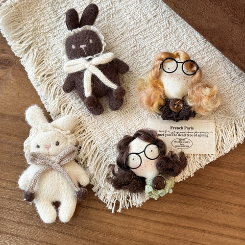 Handgemachte Plüsch Cartoon Puppe Brosche Süße Gestrickte Hase Mädchen Mit Brille Pin Kawaii Mori Stil Accessoire