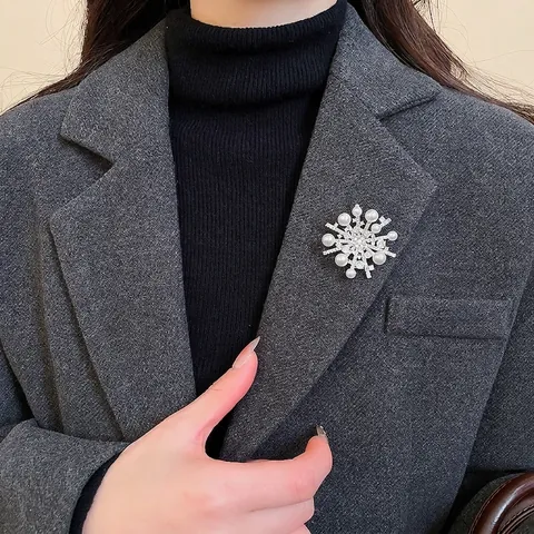 Spilla Fiocco Di Neve Con Zircone E Perla Artificial Bianca Rame Tono Argento Gioielli Eleganti Per Donne Accessori Formali