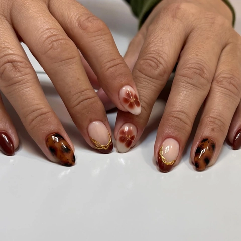 Faux Ongles À Presser Amande Résine Écaille Ambre Floraux Français Courbe Dorée Élégants Vintage Ongles Artificiels Femmes