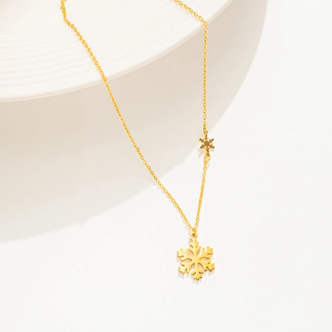 Minimalist Titanium Steel Snowflake Pendant Necklace 18K Gold Plated Clavicle Chain Jewelry Elegant Winter Accessory For Women