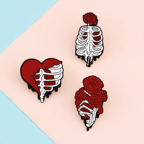 Legierung Emaille Brosche Pin Skelett Rippen Herz Hand Rose Gotisch Abzeichen Dunkler Stil Rucksack Dekor