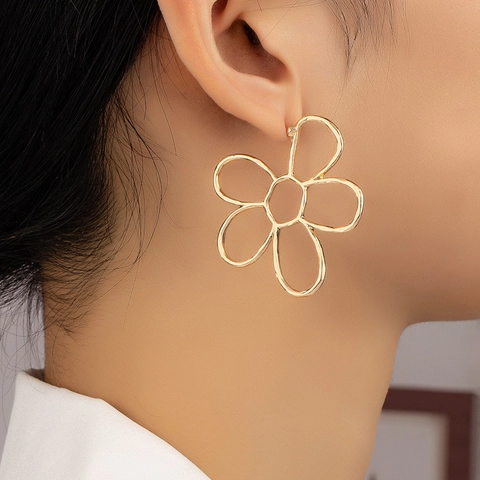 Pendientes De Flor Calados Color Oro Aleación Diseño Pétalos Joyería De Moda Para Mujeres Con Poste De Oreja De Metal