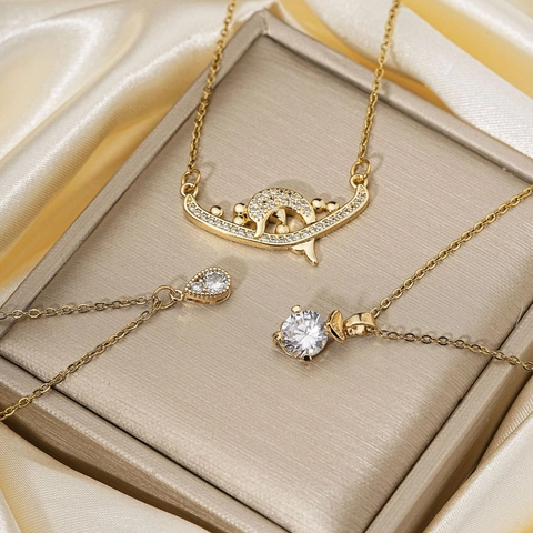 Collana con Pendente a Forma di Delfino e Goccia d'Acqua in Rame Placcato Oro per Donna Semplice Catena in Strass