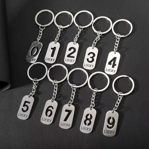 Edelstahl Glückszahl Schlüsselanhänger Einfach Persönlich Modern Metall Nummer Buchstabe Schlüsselring Tasche Auto Anhänger Schmuck Geschenk