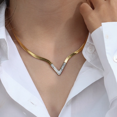 Mode Edelstahl V-Förmiger Anhänger Halskette 18K Vergoldet Schlangenkette Flache Halskette Für Damen Schmuck