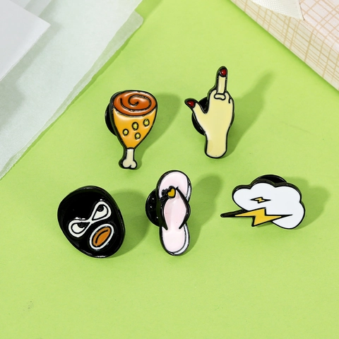 Neuheit Cartoon Emaille Broschen Legierung Tropföl Pins Für Kleidung Taschen Verschiedene Formen Schmuck