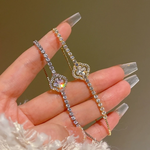 Exquisite Copper Zirconia Flower Bracelet For Women Adjustable Pull Rope Delicate Botanical Floral Chain Bracelet Daily Jewelry