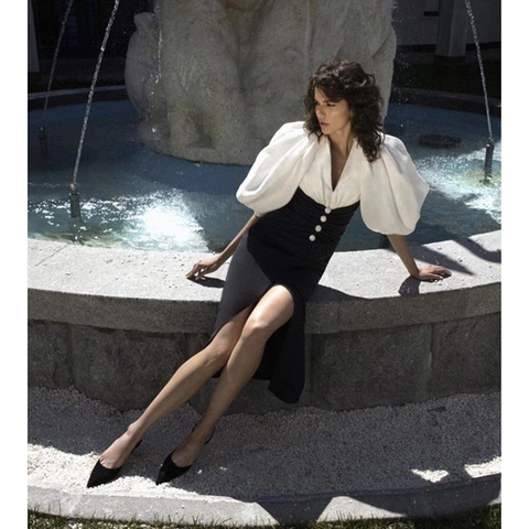 Kontrastfarbe Midi Kleid Weiße Puffärmel V-Ausschnitt Seitenschlitz Hohe Taille Bodycon Dekorative Knöpfe Elegant Für Damen