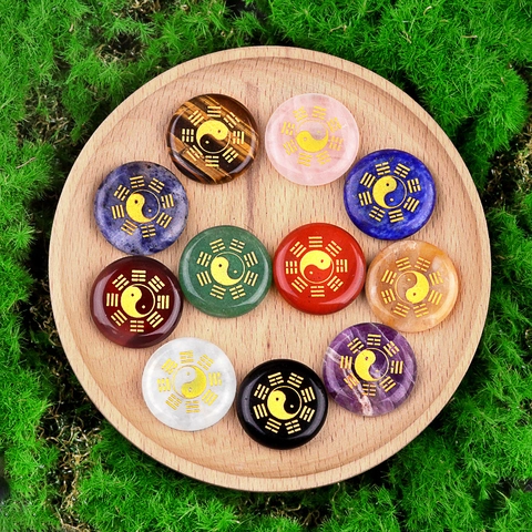 Natürlicher Edelstein Kristall Runde Scheibe Graviert Goldene Yin Yang Tai Chi Bagua Symbole Heilung Meditation Taschenstein