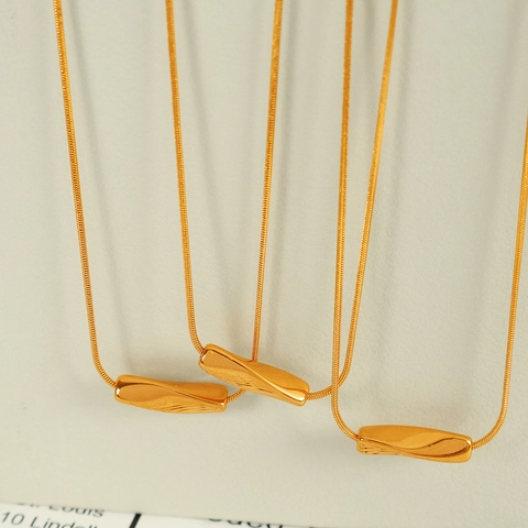 Collier Minimaliste en Acier Inoxydable Avec Pendentif Pilier Géométrique Torsadé Chaîne Serpent Dorée Bijoux de Mode Elégants Femme