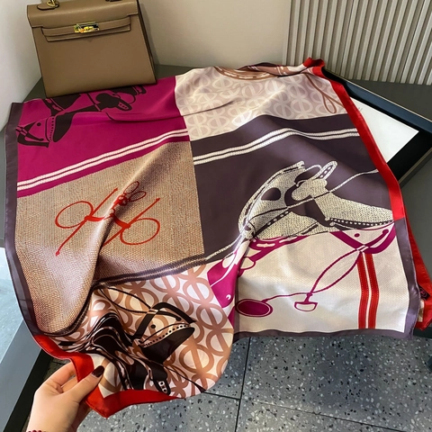 Scialle Da Donna In Raso Di Raso Sintetica Con Stampa Lettere E Catene Protezione Solare Foulard Da Spiaggia Accessorio Moda