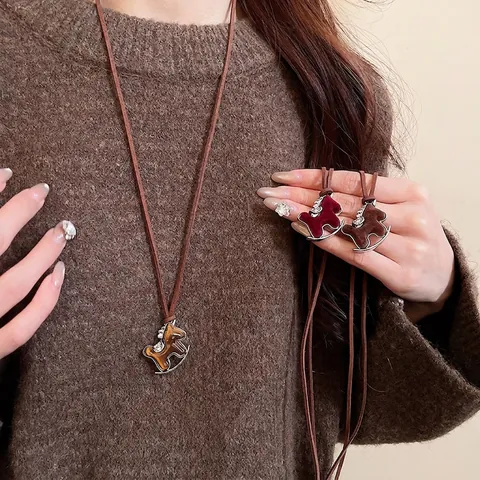 Collana Pendente Cavallo A Dondolo Lega Con Floccaggio Resina Zircone Vintage Carino Animale Corda Lunga Similpelle Donna
