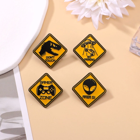 Spille In Smalto In Lega Con Segnale Di Avvertimento Giallo Pin Creative Dinosauro Alieno UFO Gamer Per Zaino Accessori