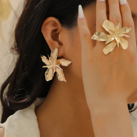 Exaggerated Pleated 3D Golden Flower Luxury Metallic Earrings Fashion Leaf Ring For Women Individual Trendy Statement Jewelry