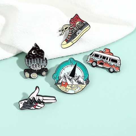 Outdoor Avontuur Legering Emaille Broche Bergen Kamperen Kampvuur Rugzak Decoratieve Badge Voor Reizigers Mannen Vrouwen Sieraden