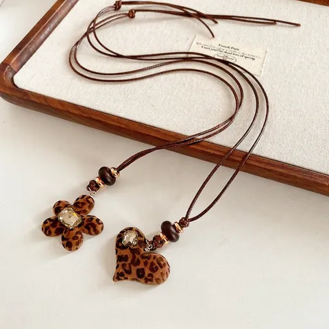 Vintage Herzanhänger Halskette Mit Leopardenmuster Harz Strass Holzperlen Kunstlederseil Pulloverkette Für Damen