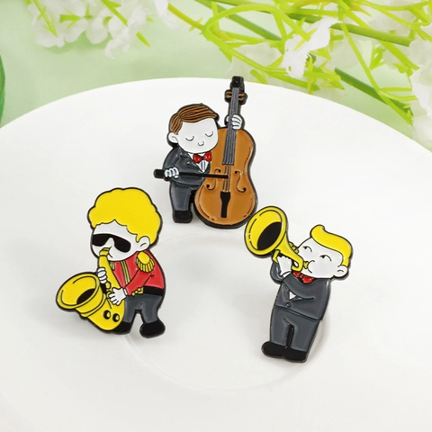 Spilla In Smalto Musicista Cartone Animato Lega Banda Musicale Sassofono Tromba Violoncello Strumento Spilla Risvolto Per Vestiti Borsa Cappello Gioielli