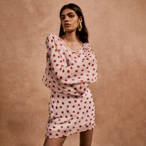 Polka Dot Chiffon Mini Jurk Met Watervalhals Lange Mouwen Open Rug En Bloemdecoratie Op De Schouder Voor Dames