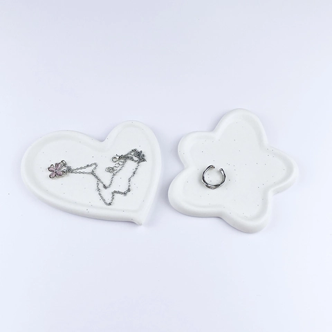 Sieraden Schaal Keramiek Hart Bloem Vorm Mat Wit Gespikkeld Noords Opbergbord Voor Ring Ketting Huisdecoratie