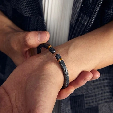 Retro Verweerde Metalen Open Manchet Armband Mannen Punk Gotische Geoxideerd Bangle Mobius Wijnstok Getextureerde