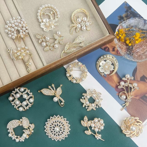 Eleganter Vintage Brosche Pin Legierung Künstliche Perle Strass Mehrere Stile Schmetterling Blume Kleidung Zubehör Damen