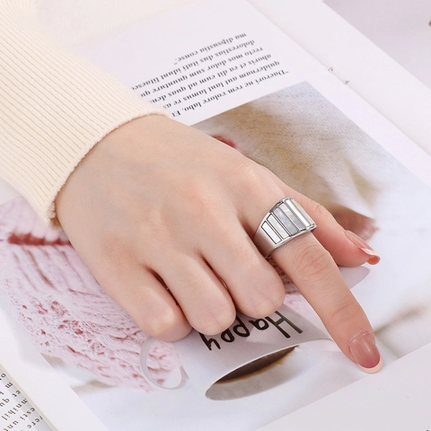 Anillo De Banda Ancha De Acero De Titanio Con Incrustaciones De Concha Blanca Natural Textura Geométrica Joyería De Moda Para Mujeres