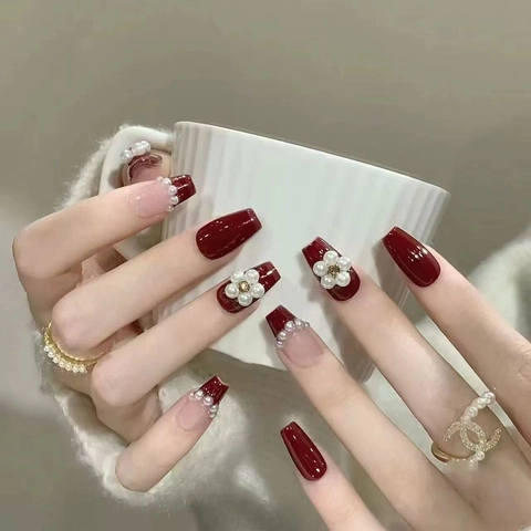 Uñas Postizas Elegantes Rojo Vino Acabado Brillante Forma Ataúd Con Flores De Perlas Artificiales Estilo Francés Vintage