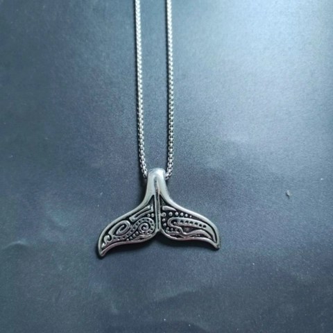 Collier Pendentif Queue De Baleine Alliage Totem Gravé Viking Punk Style Rétro Unisexe Bijoux Streetwear