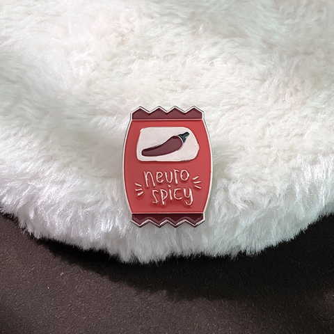 Spilla in Smalto Divertente Neuro Spicy Creativa a Forma di Sacchetto di Salsa Rossa in Lega Motivo a Peperoncino per Borse Vestiti