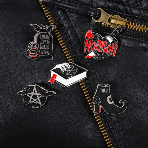 Broche De Esmalte De Terror De Halloween Aleación Gótico Murciélago Bota De Bruja Lápida Corazón Daga Insignias Accesorios