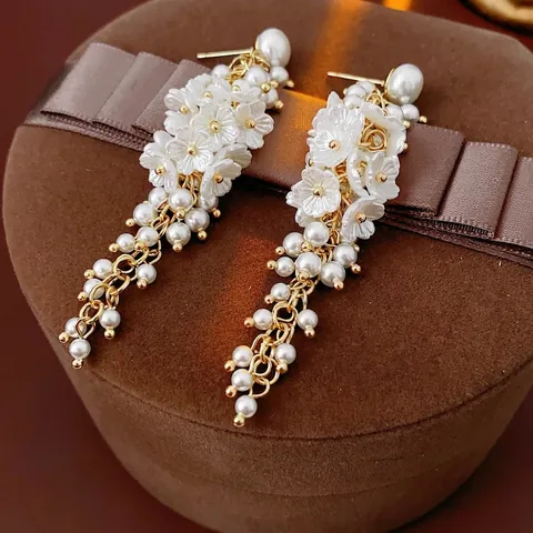 Eleganti Orecchini A Goccia Con Nappa Di Künstliche Perle E Fiori Di Resina Bianca Con Perno In Argento Stile Retro Francese