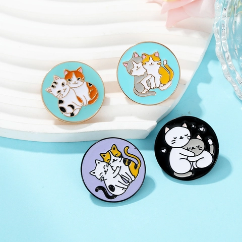 Süße Cartoon Umarmende Katzen Runde Emaille Brosche Pin Für Kleidung Legierung Tier Abzeichen Für Damen Herren Kinder Modeschmuck