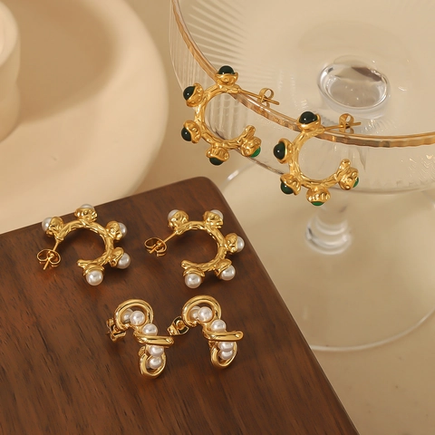 Orecchini A Cerchio A Forma Di C In Acciaio Inossidabile Placcato Oro 18K Con Imitazione Perla Artificial E Gemma Verde Gioielli Donna