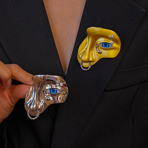 Surrealist Face Mask Brooch Alloy Rhinestone Blue Eye Detail Artistic Avant-Garde Unique Jewelry For Women